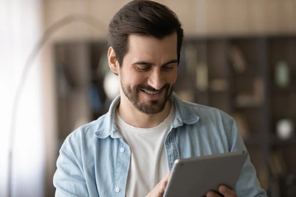 Joven feliz usando touchpad, comunicándose distantemente. —  Fotos de Stock