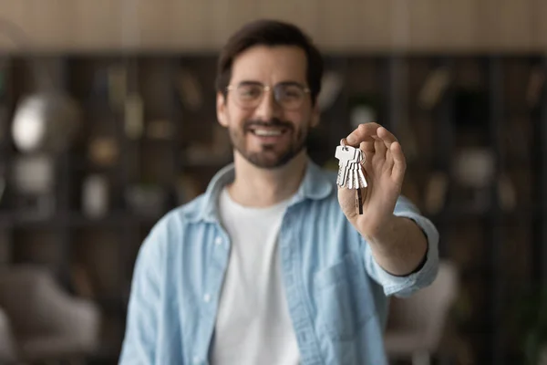 Sonriente joven de 30 años hombre en gafas comprar propio apartamento. —  Fotos de Stock