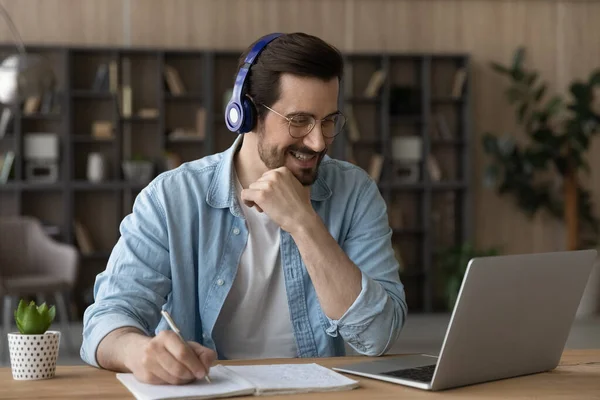 Feliz homem milenar segurando aplicativo de chamada de vídeo de computador. — Fotografia de Stock