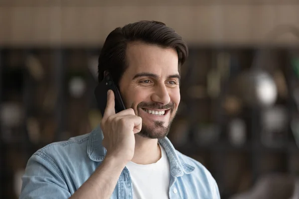 전화 통화를 하고 있는 진실하게 미소짓고 있는 젊은이. — 스톡 사진
