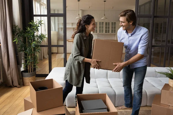 Millennial manžel manželka nesoucí krabice s věcmi do nového bytu — Stock fotografie