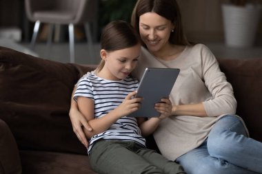 Mutlu anne ve kızı rahat koltukta dinleniyor.