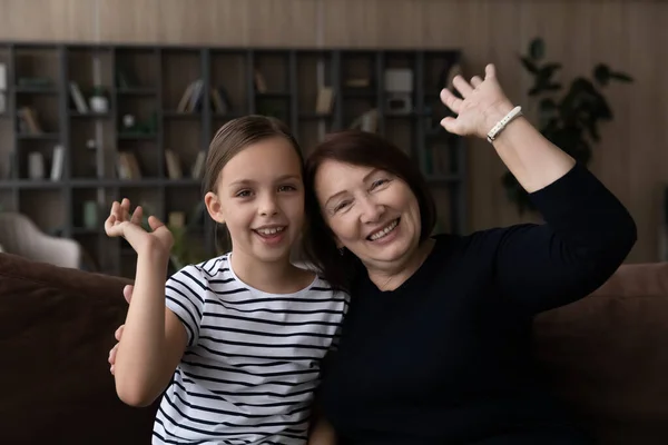 Mutlu kız ve büyükanne kameraya el sallıyor. — Stok fotoğraf
