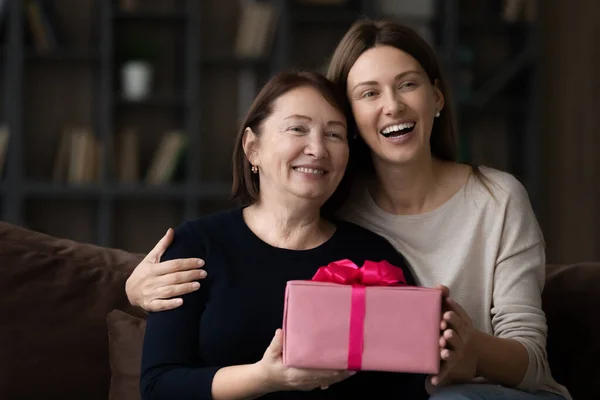 Feliz hija adulta agradecida y mamá mayor celebrando el día de las madres —  Fotos de Stock