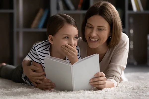 Feliz mamá enseñando a su hija a leer —  Fotos de Stock