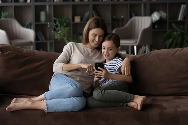 Feliz niño y mamá relajarse en el sofá en casa — Foto de Stock