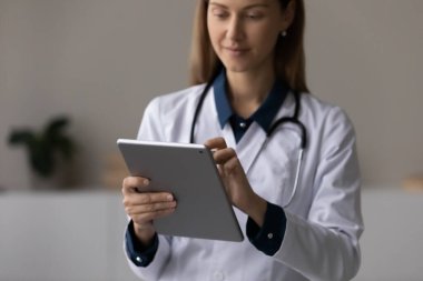 Odaklanmış doktor, tablet bilgisayar kullanan doktor, çevrimiçi sanal danışmanlık