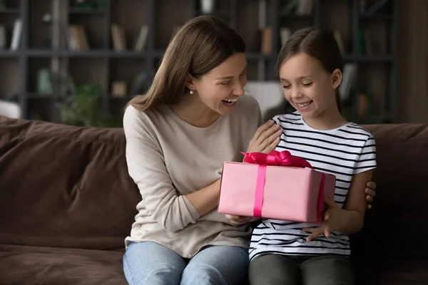Mutlu minnettar kız annesine anneler günü hediyesi veriyor. — Stok fotoğraf