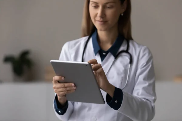 Zaostřený lékař, lékař pomocí tabletu počítače, dává online virtuální konzultace — Stock fotografie