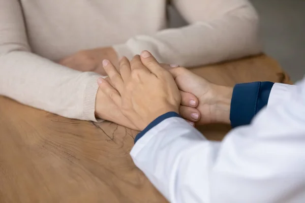 Руки доктора в белом халате, медсестры, медика — стоковое фото