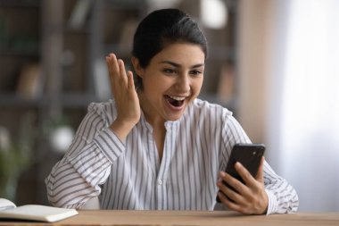 Heyecanlı Hintli kadın iyi bir online anlaşmayla şok oldu