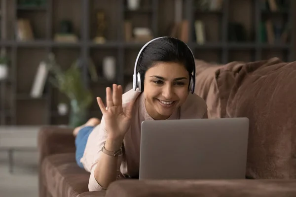 Sorrindo mulher indiana em fones de ouvido falar na webcam chamada — Fotografia de Stock