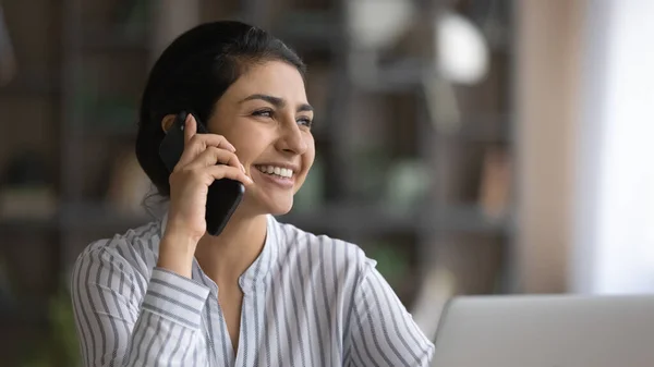 Sonriente mujer india hablar en el teléfono inteligente en casa — Foto de Stock