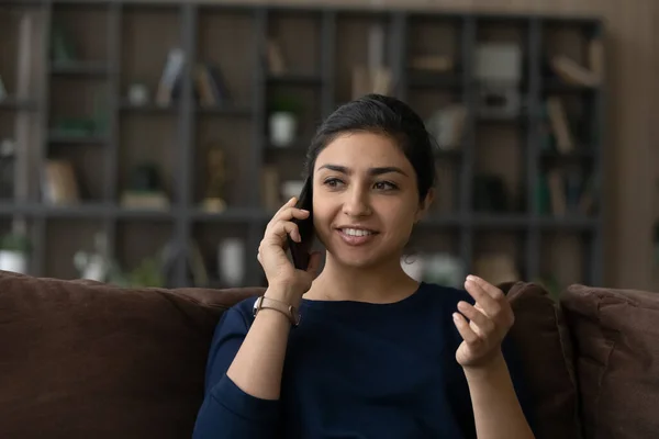 Sorrindo conversa indiana na chamada de smartphone em casa — Fotografia de Stock