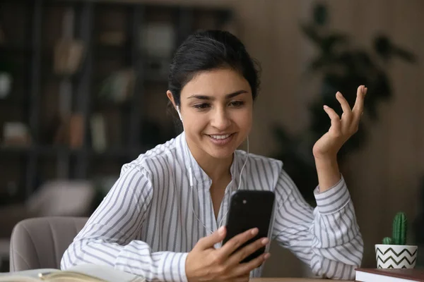 Sonriente india mujer tener webcam llamada en el teléfono celular — Foto de Stock