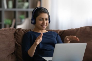 Gülümseyen Hintli kadın internette konuşuyor.