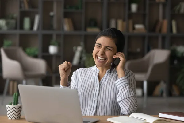 Heyecanlı Hintli kadın akıllı telefondan iyi haberler alıyor. — Stok fotoğraf