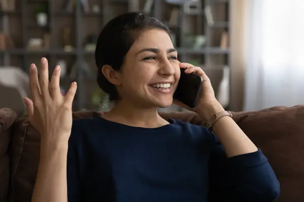 Sorrindo mulher indiana tem telefonema celular agradável — Fotografia de Stock