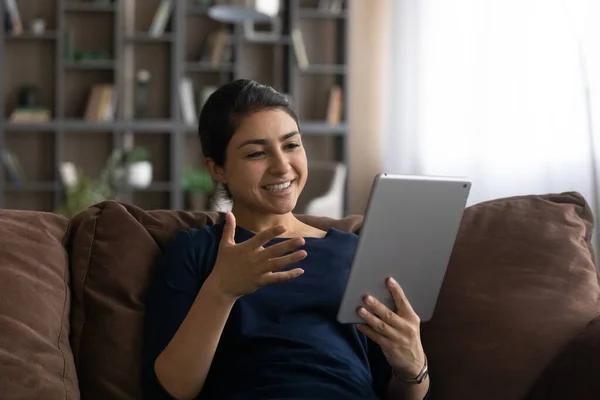 Gelukkig indiaanse vrouw praten op video oproep op tablet — Stockfoto