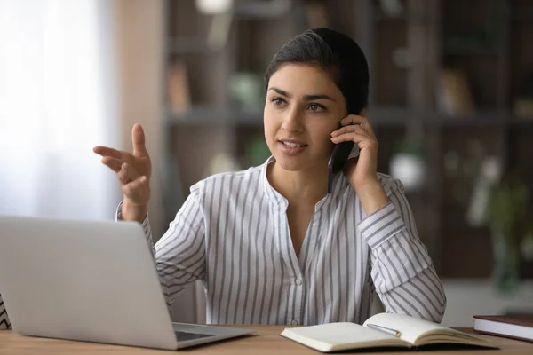 Mujer india joven trabaja en la charla portátil en el teléfono celular — Foto de Stock