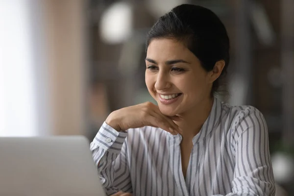 微笑的印度女人在笔记本电脑上上网工作 — 图库照片