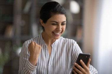 Gülümseyen Hintli kadın akıllı telefonda iyi bir mesajı kutluyor