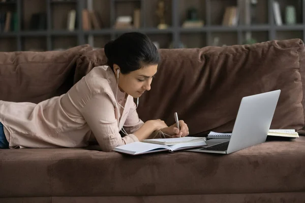 Estudante indiano do sexo feminino trabalho de estudo on-line no computador — Fotografia de Stock