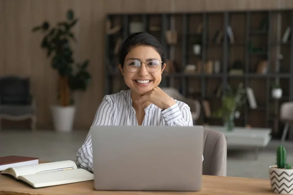 笑着的印度女人在笔记本电脑上工作的肖像 — 图库照片