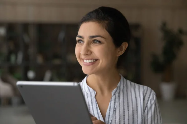Sorrindo mulher indiana uso tablet fazer planos — Fotografia de Stock