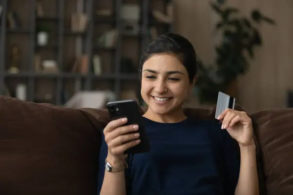 Uśmiechnięta indyjska kobieta kupująca zakupy online na smartfonie — Zdjęcie stockowe
