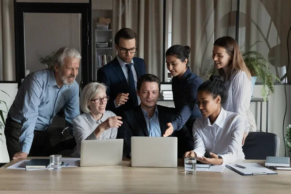 Engagiertes, vielfältiges Business-Team schaut auf Laptop-Bildschirm — Stockfoto