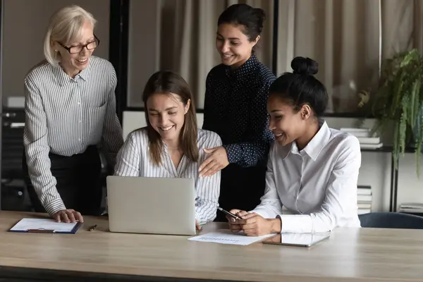 Feliz y diverso grupo empresarial femenino trabajando juntos en el proyecto — Foto de Stock