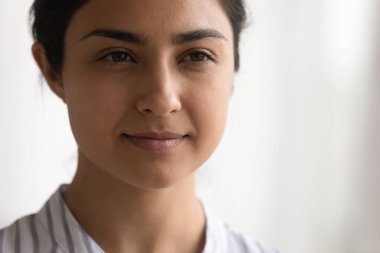 Kafasından vurulmuş. Mükemmel ciltli, kendine güvenen Hintli bir kadın.