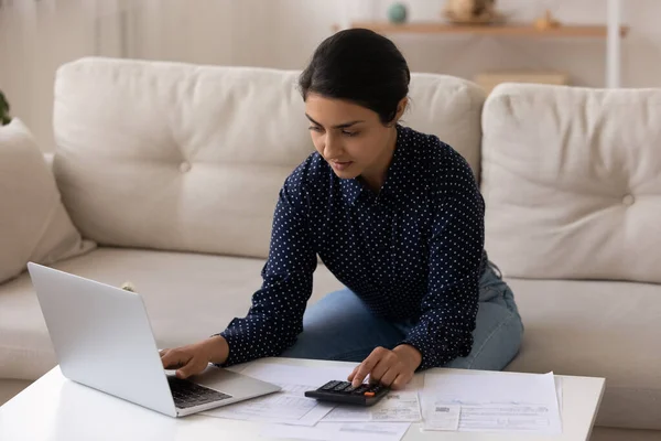 Indian kobieta obliczenia rachunków, płatności online, za pomocą laptopa i kalkulatora — Zdjęcie stockowe