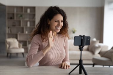 Gülümseyen Latin kadın cep telefonuyla video blogu kaydediyor