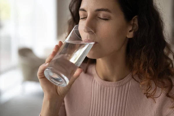 口渴的拉丁女人喝干净的冷水 — 图库照片