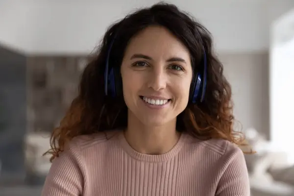 Headshot portrait of smiling Latin woman in headphones — Foto Stock