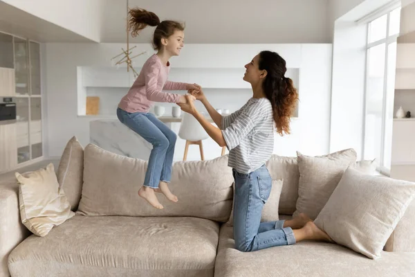 Gelukkig Latijn moeder en tiener dochter veel plezier thuis — Stockfoto