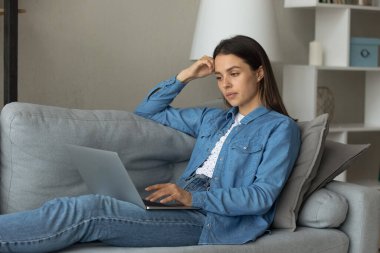 Kadın arama sorunu çözümü için evde bilgisayar kullanın