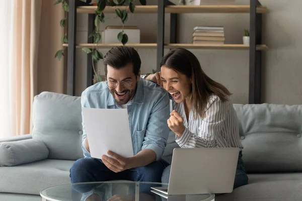 Gelukkig stel lees ongelooflijk nieuws in papieren brief voel je overgelukkig — Stockfoto