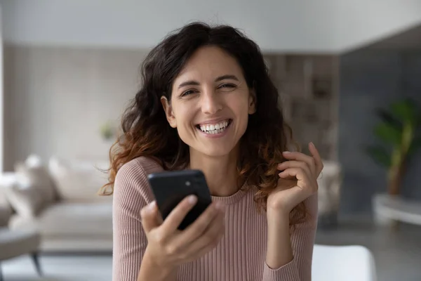 Portrait of smiling Latin woman use smartphone online — Stock Photo, Image