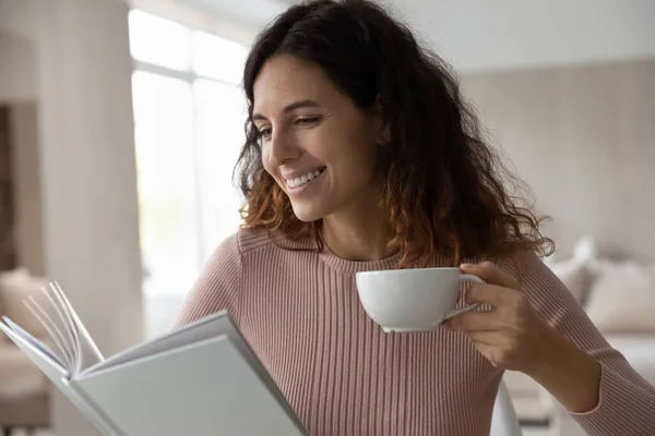 Smiling Hispanic woman enjoy weekend with book reading — Foto Stock