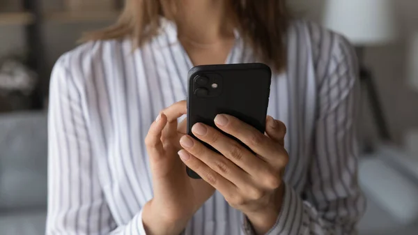 Mensaje de texto de la mujer en la vista de primer plano del teléfono celular — Foto de Stock