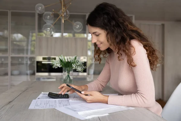 Gülümseyen Latin kadın akıllı telefondan faturaları ödüyor. — Stok fotoğraf