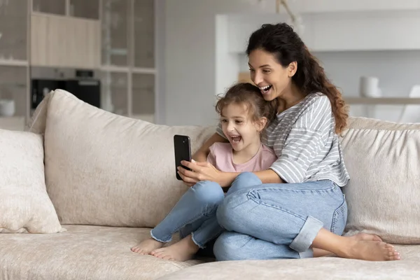 Aufgeregte Latino-Mutter und Tochter triumphieren mit Handy — Stockfoto