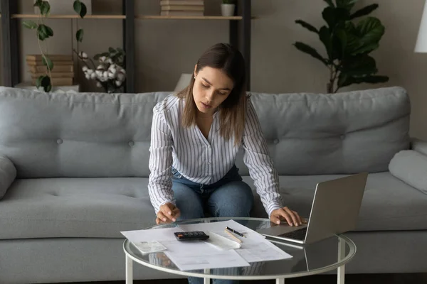 Mujer emprendedora individual sentarse en el sofá hace informe financiero — Foto de Stock