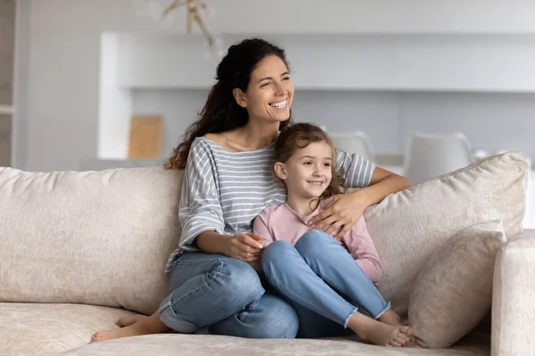Happy Hispanic mom and biracial daughter relax at home — Foto Stock
