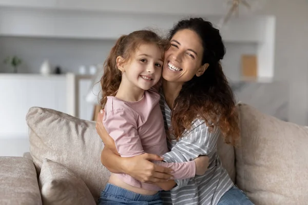 Porträt der glücklichen lateinischen Mutter und Tochter beim Umarmen — Stockfoto