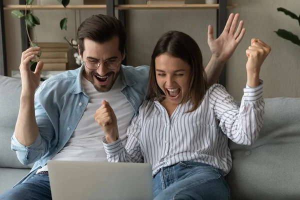 Euforisch paar lezen ongelooflijk nieuws op laptop succes vieren — Stockfoto