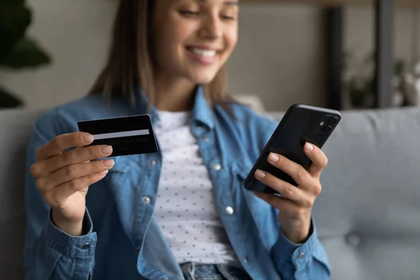 Frau mit Kreditkarte und Smartphone genießt E-Commerce-Shopping — Stockfoto